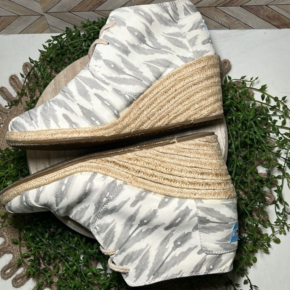 TOMS Ikat Desert Wedge Ankle Boots Gray and Cream Vacation‎ Coastal Casual - Picture 5 of 9
